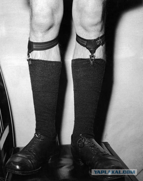 Подтяжки для носков. Носки на подтяжках мужские. Носки с подтяжками мужские 19 век. Подтяжки для носок мужские.