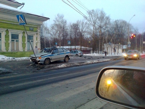 Полиция "поцеловала" знак