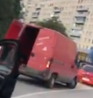 Поворотник бы включен! А ещё стоит и издевается!
