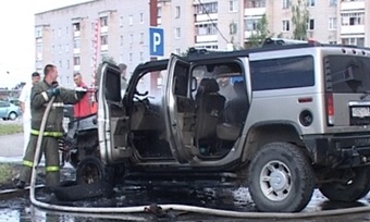 Мужик сжигает HUMMER в Череповце