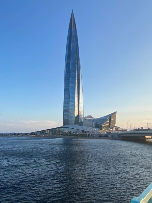 На пляжах Анапы закончились не только лежачие, но и сидячие места. Загорать там можно только стоя