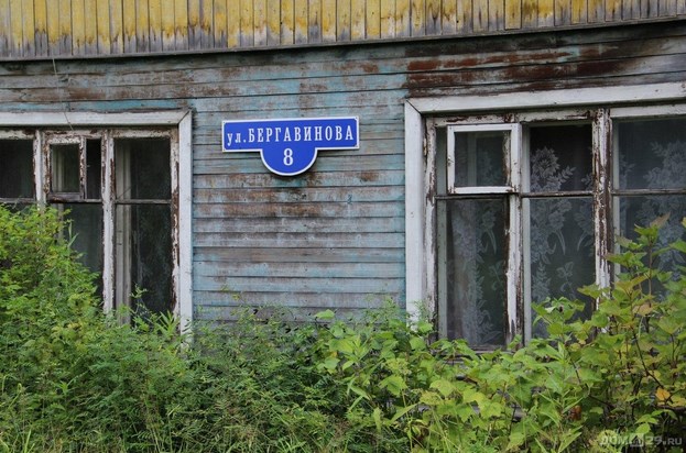 Дети живут в болоте! А чиновникам сложно помочь!