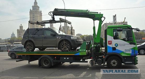 Девочки посреди перекрестка бросили авто и пошли в магазин