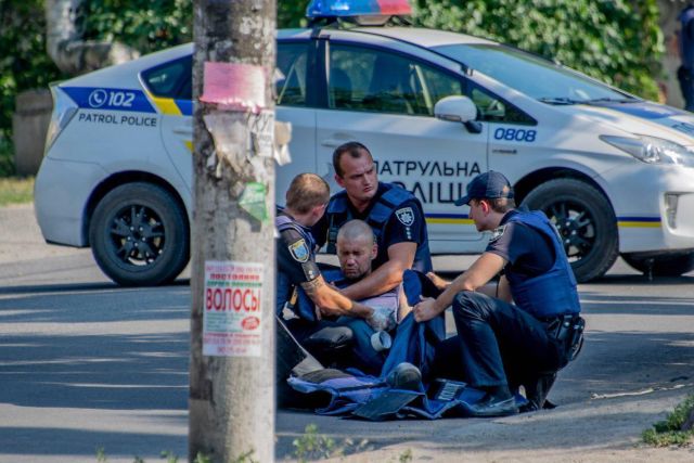 Мужику в руки сунули гранату без чеки
