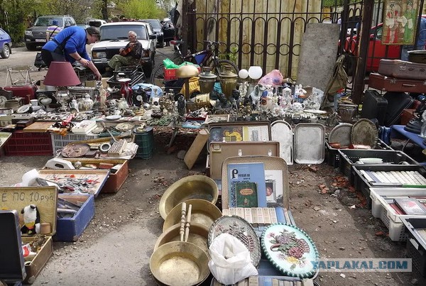 Советские вещи на блошином рынке.