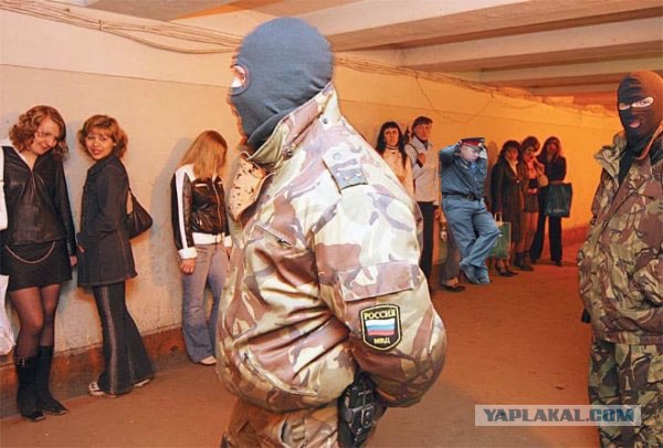 Задумчивый милиционер и его машина