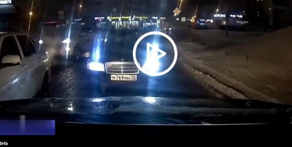 Ты чё такой упёртый, слышь, э! Ты дорогу купил?!