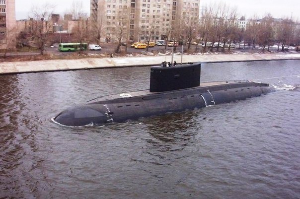 Подводная лодка в городе