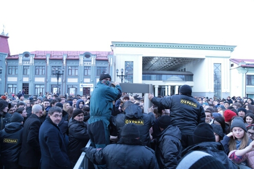 В соцсетях ужаснулись давке из-за бесплатных бургеров от Тимати. «Опозорились на всю страну»