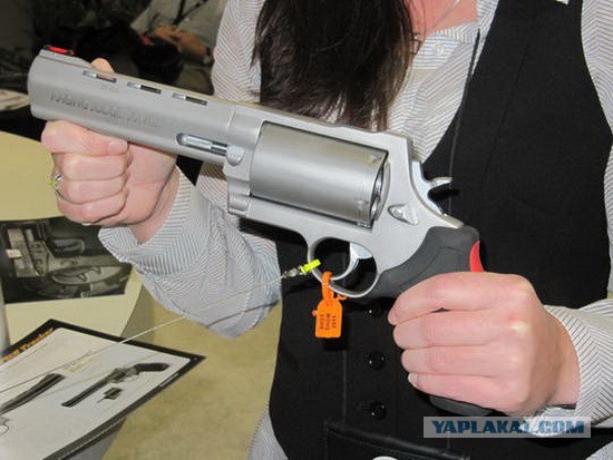 Зачем нужны выемки на барабане револьвера