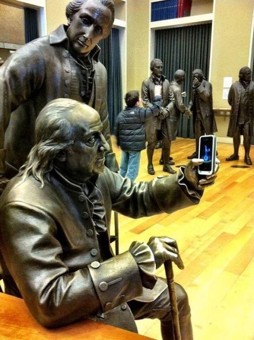 Как правильно фотографироваться со статуями