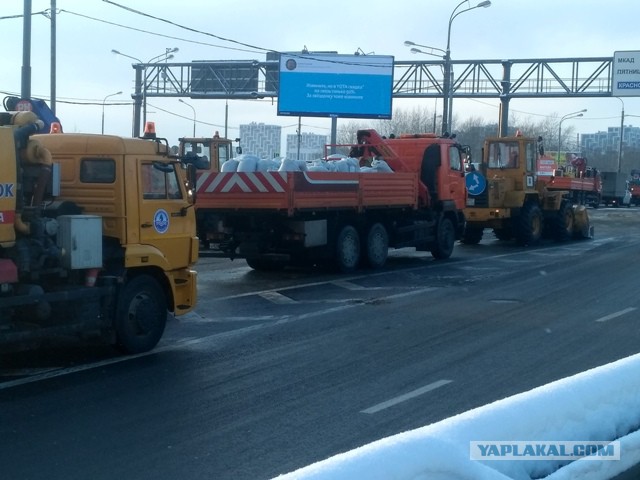 В канале имени Москвы возле Тушинского тоннеля прорвало дамбу