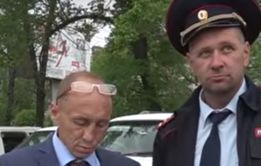 Депутат уничтожает санкционную продукцию.