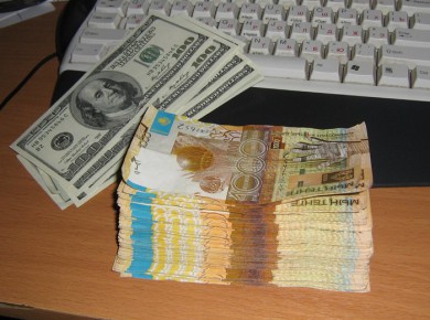 В Казахстане доллар теперь стоит 185 тенге