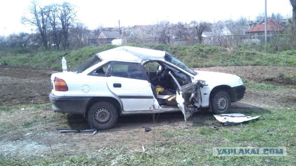 БТРы давят машины с людьми на въезде в город