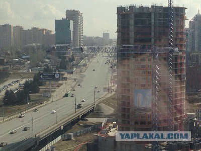 Молния ударила в строительный кран