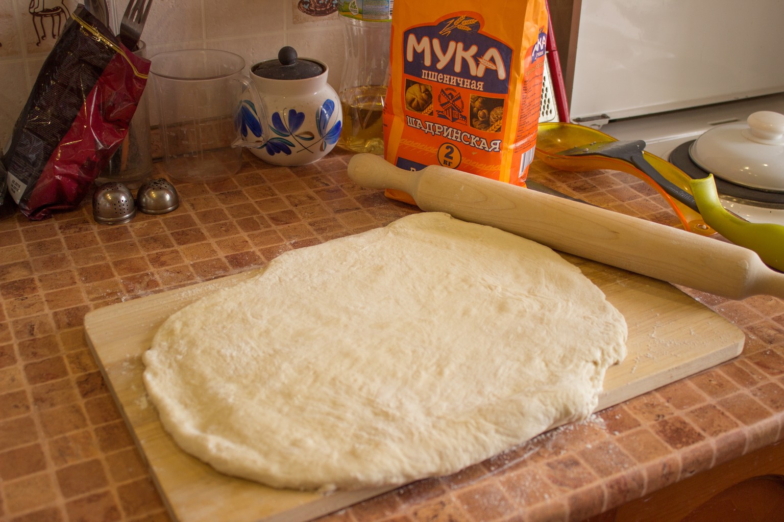 Чем можно смазать тесто. Блины на противне. Сдобное тесто для пиццы. Изготовим тесто. Раскатываем тесто для пиццы руками.