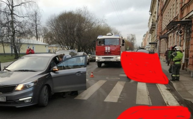 В центре Петербурга школьницу сбили на «зебре». Обзор водителю закрыла машина с дипномерами