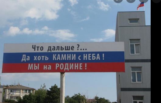 МЧС РФ запустило по улицам Мариуполя «прокачанные» автомобили — на них установили большие экраны с российскими каналами ТВ