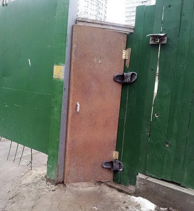 Приварил петлю на воротах как смог