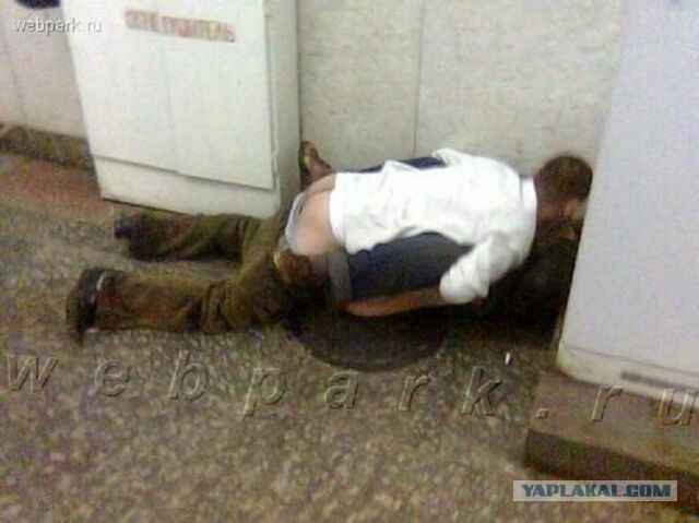 Пассажиры в метро.