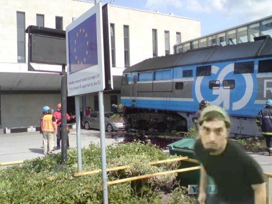 Выехал на перрон.