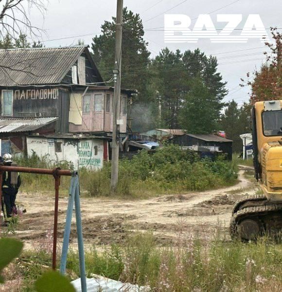 Вооружённый мужчина открыл огонь по судебным приставам и пригрозил сжечь каждого, кто приблизится к нему.