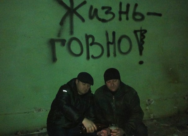 На АЗС в Петербурге водители с ножом и пистолетом дрались у колонки