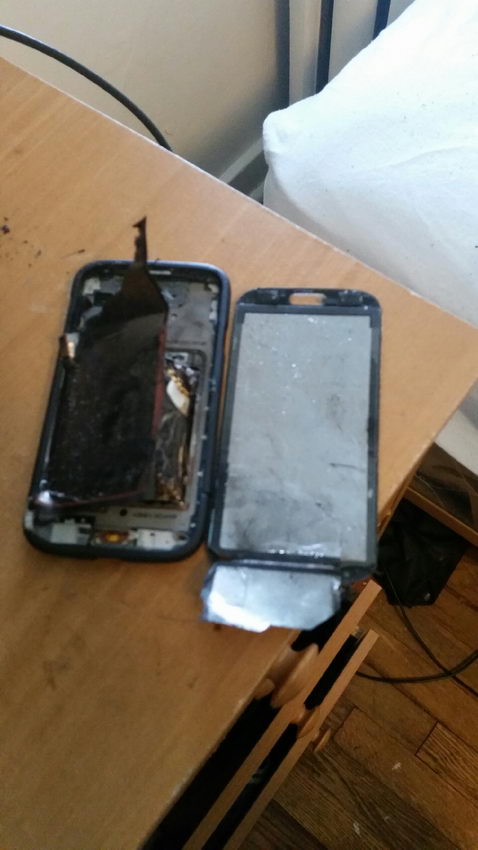 Смарт Samsung Galaxy S4 взорвался у головы хозяина