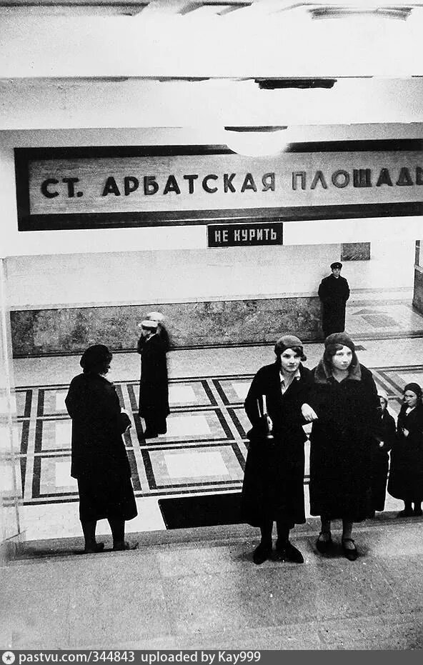 Не петь, не вонять и не играть: суровые правила для первых пассажиров Московского метро в 1935 году