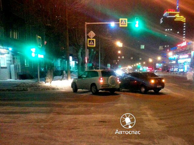 В Новосибирске таксист устроил погоню и пошел на таран, чтобы остановить обидчика