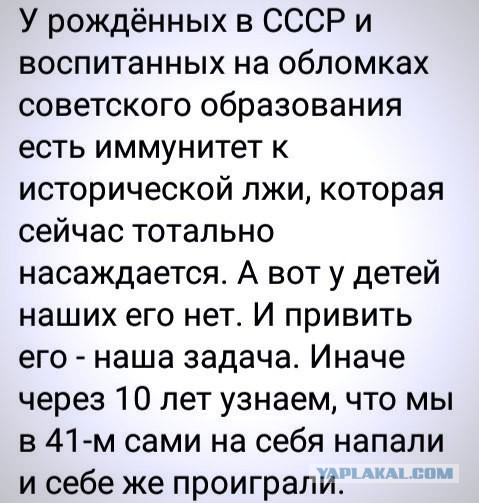 Две школьницы станцевали у Вечного огня и наплевали на него в Абинске