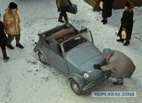 Силач помог застрявшей семерке