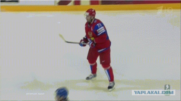 Хоккеист дразнит беззубого хоккеиста gif
