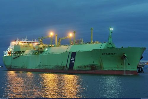 Появились фото атакованного российского газовоза