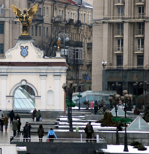 Как Украину "зарядили" на падение на уровне символики