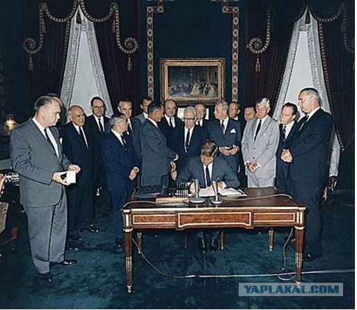У гроба Папы Иоанна Павла II