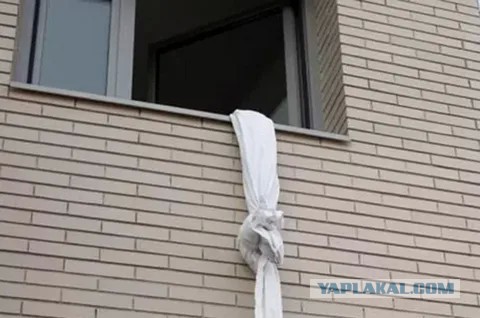 Зачем упавший с восьмого этажа мужчина начал спускаться из окна на удлинителе