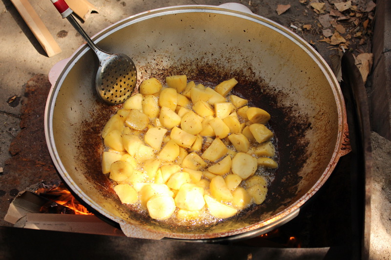 Картошка с мясом в казане на плите. Картошка в казане. Жареная картошка в казане на костре.