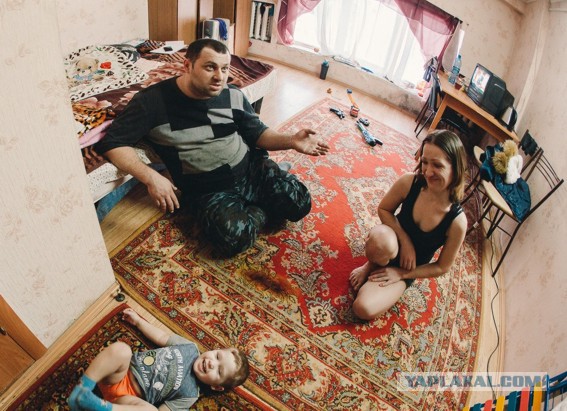Тюменская семья с двухлетним малышом второй месяц живет в машине