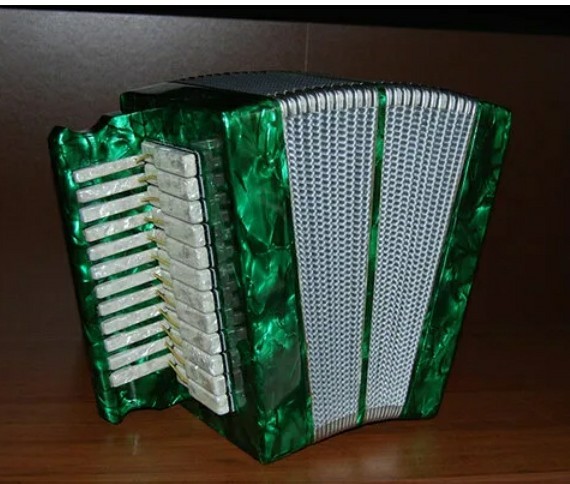 Мужчина сыграл на аккордеоне прямо в пункте выдачи