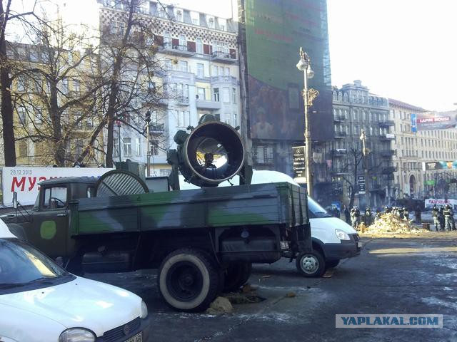 "Георгиевские " ленточки против флагов УПА