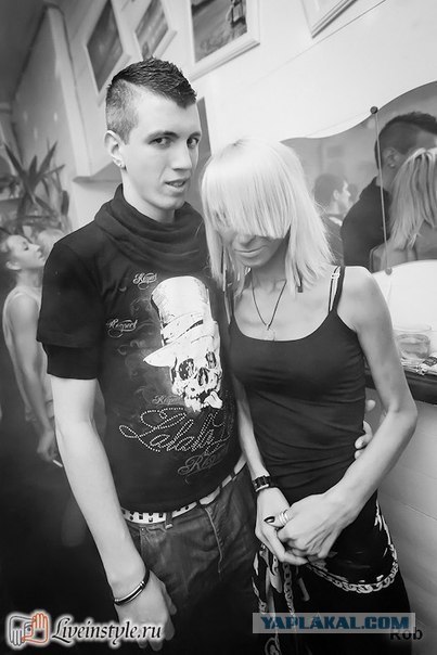 Из-за занавески