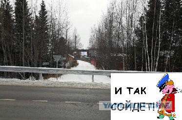 Югорские строители установили отбойник на дороге, ведущей к домам дачников