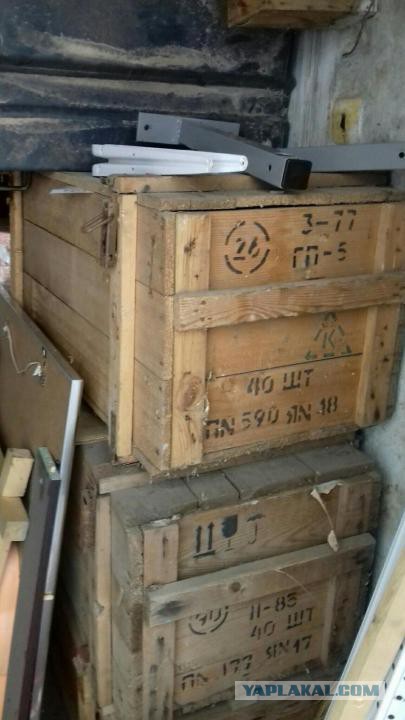 Люди в военной форме под завязку забили деревянными ящиками подвал пятиэтажки в Новокузнецке