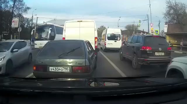 В подмосковном Чехове водитель автомобиля "ВАЗ-2109" нагло встроился в поток через двойную сплошную линию