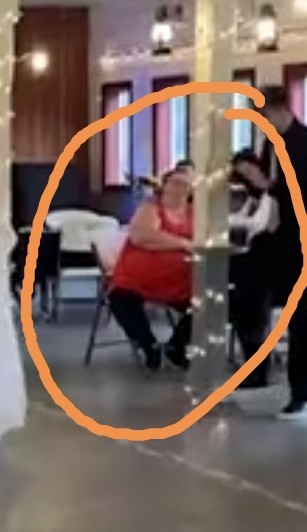 Невеста расплакалась на свадьбе, потому что никто не пришел на церемонию