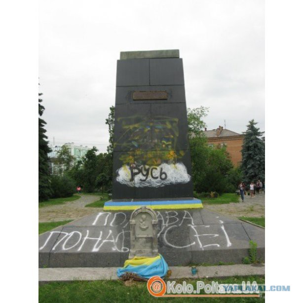 В Полтаве вандалы осквернили памятник Небесной Сот
