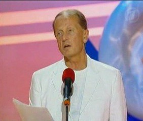 Американец решил покончить с собой из-за возвращения Трампа в Twitter и заперся в гараже с заведённой Tesla