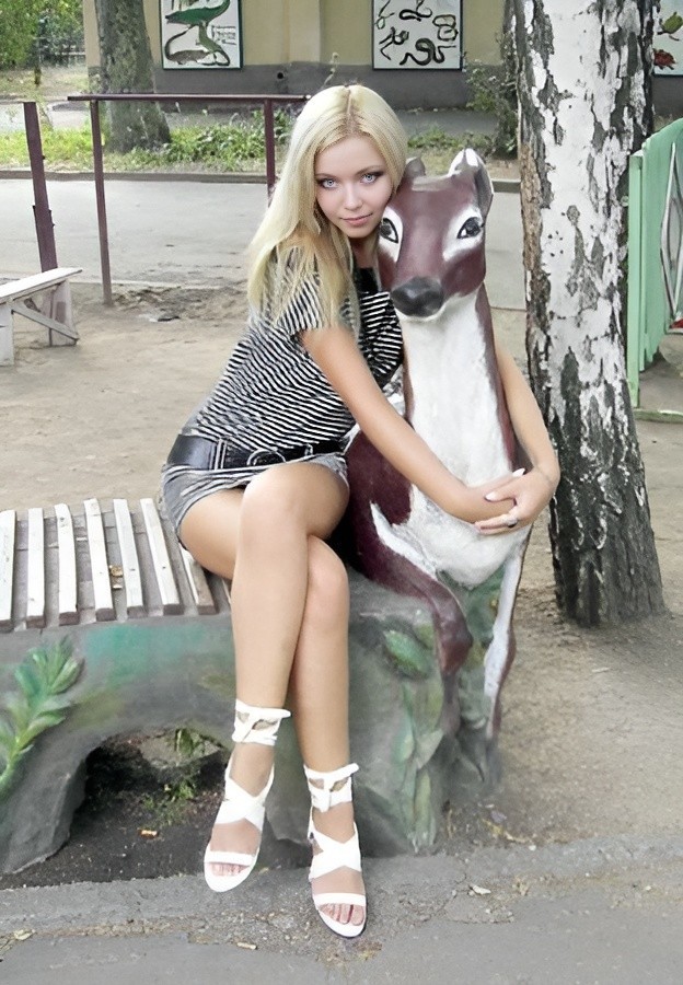 Прикольные ролики. Видео прикол девочки. Обезьяна на пляже. Ржачная девушка. Девушка и обезьяна.